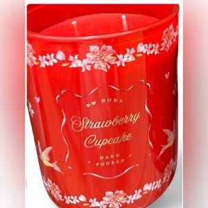 D.W. Home Strawberry Cupcake Candle – 15.7 oz | Cottagecore Valentine Charm 🍓💗